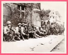 1945 Los soldados toman descanso después de la captura de Colonia Alemania 7x9 foto original de noticias segunda mano  Embacar hacia Argentina