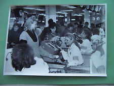 URSS, KIEV ciudad 1980 supermercado, interior, caja registradora vintage. Foto real segunda mano  Embacar hacia Argentina