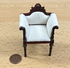 Sillón victoriano en miniatura para casa de muñecas Bespaq cojín blanco silla de salón elegante segunda mano  Embacar hacia Argentina