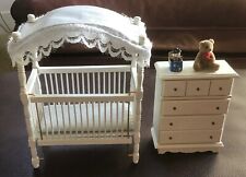 Vintage dollhouse canopy crib bed (wood), dresser, teddy bear & Jack in the box  comprar usado  Enviando para Brazil