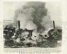 1942 Foto de prensa del ejército bombardeando avión ardiendo después de la explosión en Mitchel Field, Nueva York, usado segunda mano  Embacar hacia Argentina