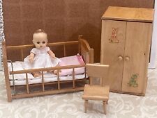 Armario vintage para muñecas de madera Strombecker armario, cuna, silla. Con calcomanías segunda mano  Embacar hacia Argentina