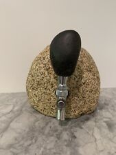 Funky Rock Designs EE. UU. Botella de bebida de piedra bronceada dispensador de vino hombre bar cueva, usado segunda mano  Embacar hacia Argentina