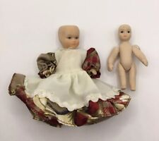 Duas bonecas em miniatura (precisando de alguma atenção) comprar usado  Enviando para Brazil