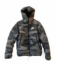 JAQUETA ACOLCHOADA COM CAPUZ ESTAMPADA CAMUFLAGEM DOWN-FILL WINDRUNNER MED BV4763-083 comprar usado  Enviando para Brazil