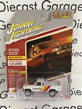 JOHNNY LIGHTNING 1985 Toyota SR5 Pickup Truck TRD Livery 1:64 Diecast NOVO Elenco comprar usado  Enviando para Brazil