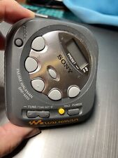 SONY SRF-M35 Walkman FM/AM Reloj Estéreo Mini Portátil Radio Reproductor de Música Gris segunda mano  Embacar hacia Argentina