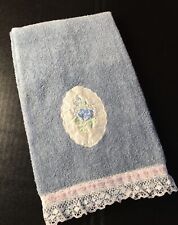 Usado, Toalha de banho vintage azul canhão 100% algodão bordada floral acabamento em renda comprar usado  Enviando para Brazil