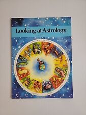 Libro de astrología vintage Looking At Astrology de Liz Greene en muy buen estado segunda mano  Embacar hacia Argentina