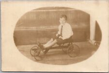 1910 Inglaterra Reino Unido Postal con foto RPPC niño pequeño en bicicleta/coche de pedales de 4 ruedas segunda mano  Embacar hacia Argentina