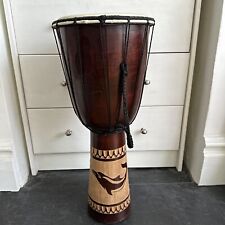 Djembe duży drewniany bęben afrykański rzeźbiony delfin wysoki ciemna drewniana rama w bardzo dobrym stanie na sprzedaż  Wysyłka do Poland