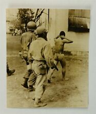 Foto de prensa de soldados filipinos estadounidenses capturan prisioneros de guerra japoneses 1945 Segunda Guerra Mundial segunda mano  Embacar hacia Argentina