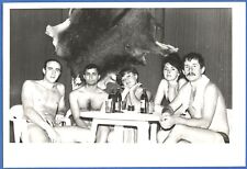 Hermosos hombres y niñas en la mesa en el baño torso desnudo foto vintage segunda mano  Embacar hacia Argentina