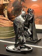 Estátua preta e branca do monstro morcego do Batman comprar usado  Enviando para Brazil