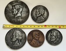 Cinco monedas grandes de EE. UU. 1964 colgantes de pared vintage de aluminio 1/4"" de espesor, 7-3/16"" de colección segunda mano  Embacar hacia Argentina