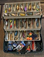 Caja de aparejos de pesca Plano de colección cargada con señuelos de lubina y otros artículos de pesca segunda mano  Embacar hacia Mexico