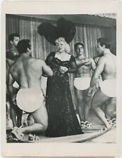 Cinéma. L'actrice Mae West entourée d'hommes musclés. 1954. d'occasion  Paris XIII