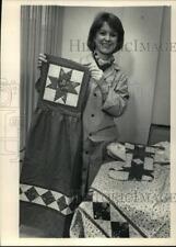 1987 Press Photo Diretora Médica Susan Day exibe itens de acolchoamento para doação comprar usado  Enviando para Brazil