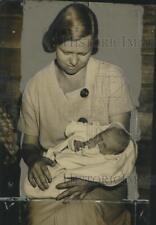 1936 Foto de prensa de la señora Louis Crawford con el bebé dejado en su casa, Pearl River, Los Ángeles, usado segunda mano  Embacar hacia Mexico