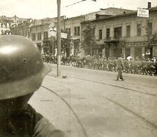 MOVE OST! Soldados alemanes Vista de tropas que pasan por la calle de la ciudad; ¡¡Frente al este!!! segunda mano  Embacar hacia Argentina