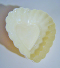 Belleek Ireland 6 cali przegrzebka w kształcie serca krawędź miska cukierki serwowanie blask kości słoniowej na sprzedaż  Wysyłka do Poland