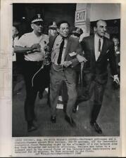 Usado, 1968 Press Photo Police Escort Repórter Mike Wallace da Convenção Democrata comprar usado  Enviando para Brazil