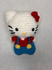  Muñeca de ganchillo hecha a mano Hello Kitty Monos Azules Camisa Roja Arco Rojo Sanrio segunda mano  Embacar hacia Argentina