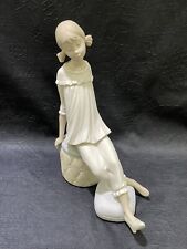 Estatueta de porcelana fosca Lladro 1084 menina com sapato de mãe sentada em otomana comprar usado  Enviando para Brazil