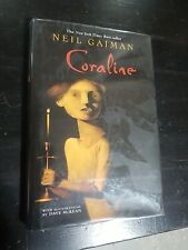 Coraline por Neil Gaiman (2002, capa dura) comprar usado  Enviando para Brazil