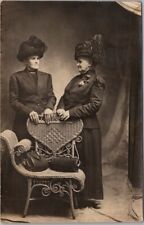 1910 Foto de Estudio RPPC Postal 2 Mujeres Mayores/Vestidos Negros Sombreros Grandes Moda segunda mano  Embacar hacia Argentina