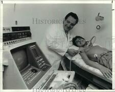 Usado, 1991 Press Photo Dr. Kenneth Zanka, dá Ashbot Bagramanian um ecocardiograma em comprar usado  Enviando para Brazil