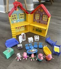 Usado, Peppa Pig casa de lujo con muebles y figuras 99% juego completo juguete - 21 piezas segunda mano  Embacar hacia Argentina