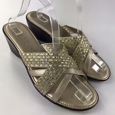 Sandalias de cuña para mujer Italian Shoemakers doradas con tiras metálicas talla 11 (B9) segunda mano  Embacar hacia Mexico