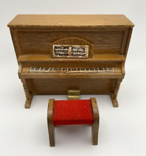 Banco de piano y piano de madera en miniatura vintage para casa de muñecas con asiento de terciopelo rojo segunda mano  Embacar hacia Argentina