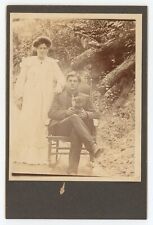 Usado, Cartão de armário antigo de cerca de 1900 lindo casal.  Homem está sentado com cachorro. comprar usado  Enviando para Brazil