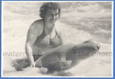 Hermosa mujer en traje de baño con cocodrilo inflable en la playa segunda mano  Embacar hacia Argentina
