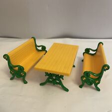 Mattel 1981 mesa de jardín exterior amarilla y verde con bancos para casa de muñecas, usado segunda mano  Embacar hacia Argentina