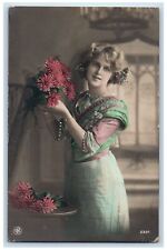 c1910's Pretty Woman cabelo cacheado arranjando flores RPPC foto cartão postal antigo comprar usado  Enviando para Brazil