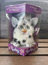 Juguete Furby 1998 de colección con etiqueta y caja original negro blanco manchas ojos azules segunda mano  Embacar hacia Argentina