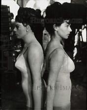 1966 Press Photo atriz Sally Douglas & Plaster Double, Londres - kfx22029 comprar usado  Enviando para Brazil