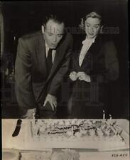 Usado, Foto de prensa actor Henry Fonda y mujer con pastel de cumpleaños - kfx15938 segunda mano  Embacar hacia Argentina