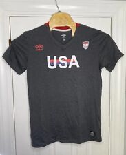 Camiseta Umbro masculina manga curta gola V futebol EUA cinza vermelha pequena  comprar usado  Enviando para Brazil