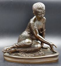 Escultura francesa de bronce de una niña jugando con Tabas Ferdinand Barbedienne, usado segunda mano  Embacar hacia Argentina