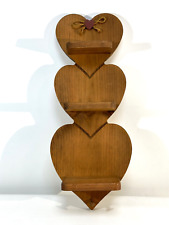 Estante de exhibición vintage de madera triple corazón decoración madera montaje en pared 21" de alto segunda mano  Embacar hacia Argentina