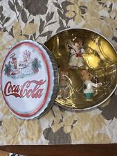 Adornos de Coca Cola, lata redonda de Coca-Cola con tapa de 3 botellas ratones en ropa victoriana segunda mano  Embacar hacia Argentina