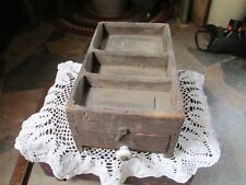 Antiga caixa de madeira primitiva com 3 compartimentos de seção uma gaveta e placa deslizante para exibição comprar usado  Enviando para Brazil