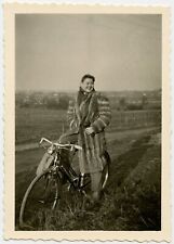 Abrigo de bicicleta de mujer joven de piel, foto vintage, 1952 segunda mano  Embacar hacia Argentina