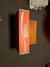 Caixa de madeira vintage Coca-Cola vermelha caixa de madeira 16 oz. Ligeiramente modificado comprar usado  Enviando para Brazil