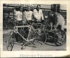 1972 Press Photo John Rodgers com ciclistas na loja de bicicletas de Nova Orleans - noc18173 comprar usado  Enviando para Brazil