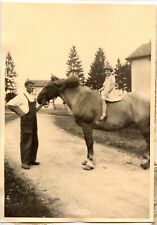 Man holding horse d'occasion  Expédié en Belgium